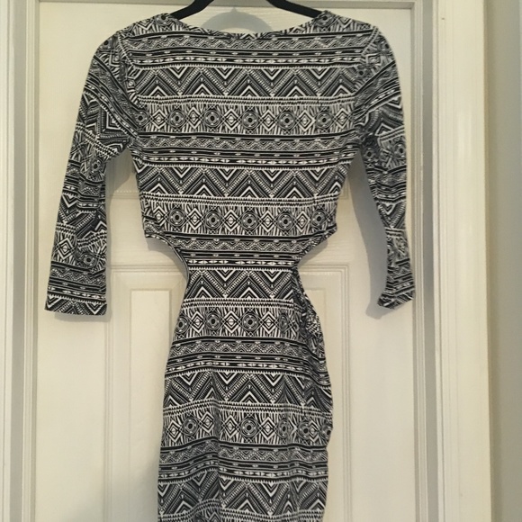 Forever 21 Mini Dress Black & White - Geometrical Design - Side Cut Out -Size M - Picture 4 of 6